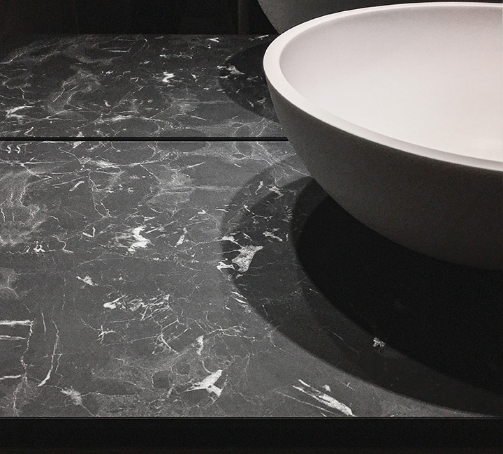 lavabo betacryl elegante su marmo nero