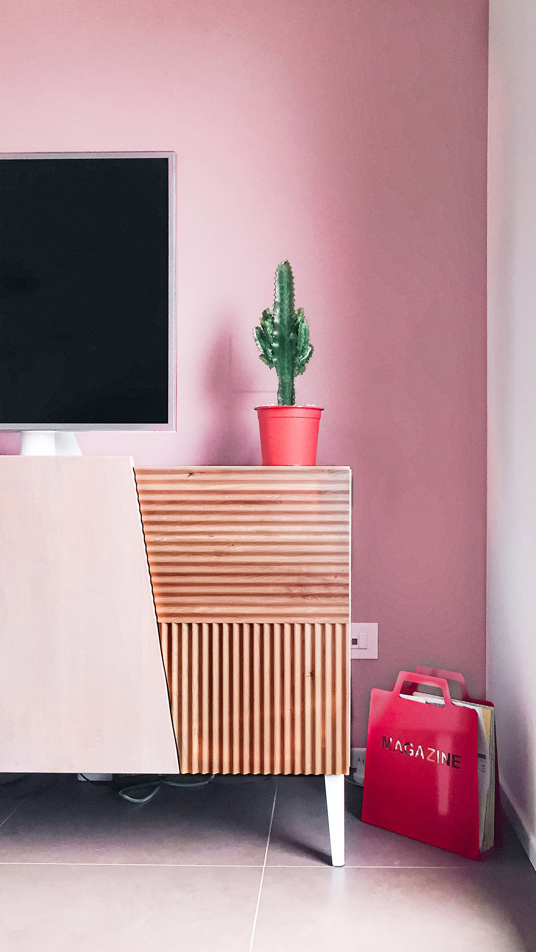 Mobile tv in legno con parete rosa