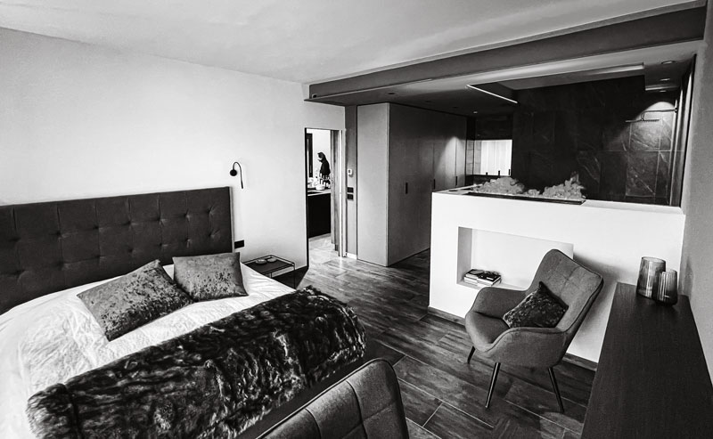 camera da letto che sembra la suite di un albergo di lusso